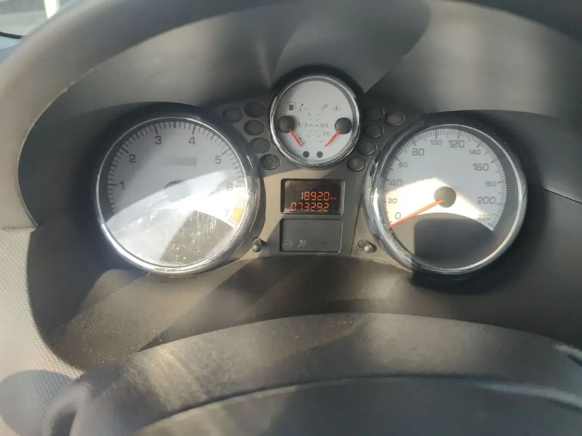 2011 Peugeot 207 1.4L 76HP L4 5MT,autocango,china used car exporter,china ev exporter,chinese used car exporter,chinese used ev exporter