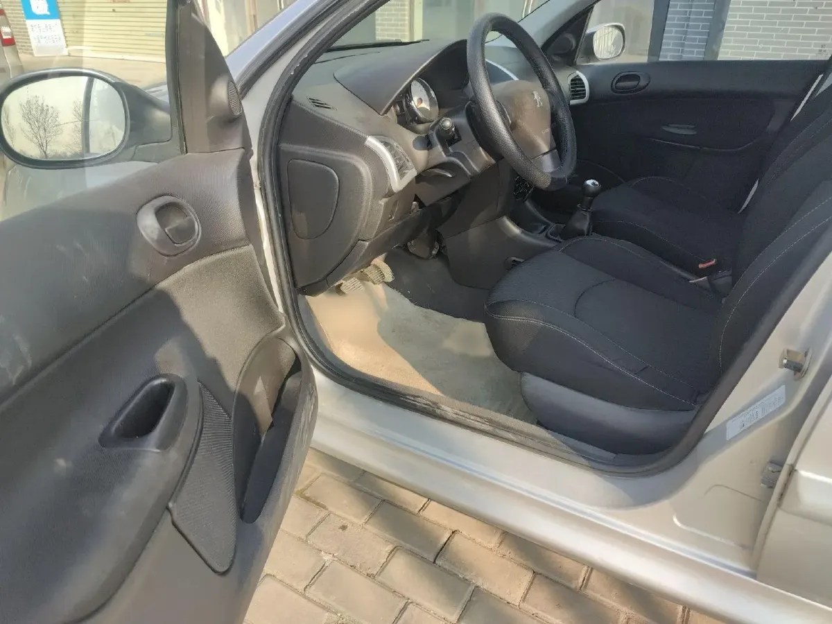 2011 Peugeot 207 1.4L 76HP L4 5MT,autocango,china used car exporter,china ev exporter,chinese used car exporter,chinese used ev exporter