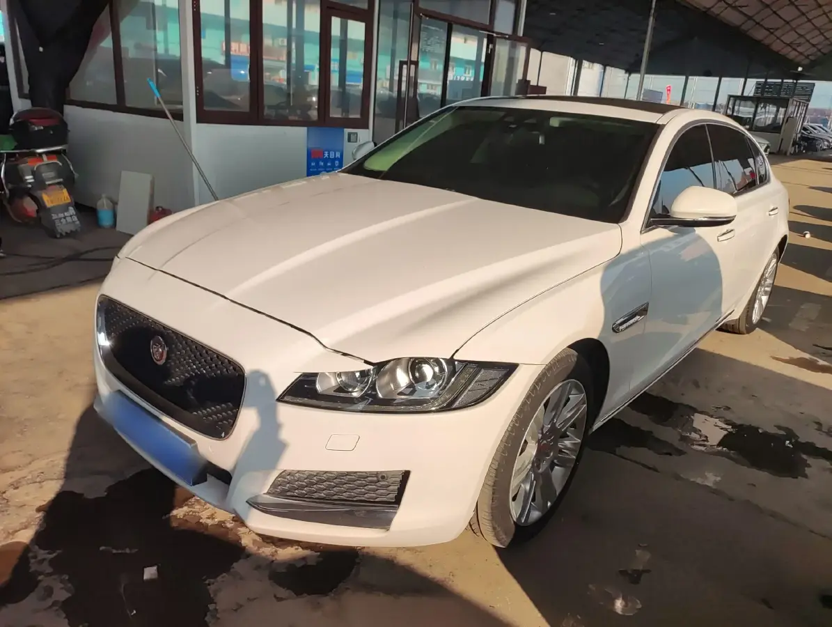 2017 Jaguar XFL 2.0T 240HP L4 8AT