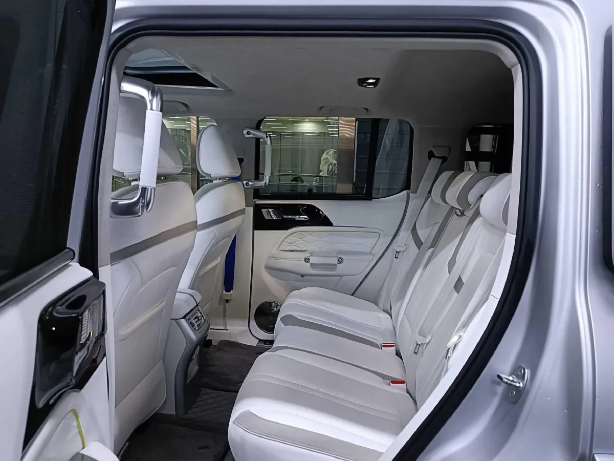 2021 Cyberspace 300 2.0T 227HP L4 8AT,autocango,china used car exporter,china ev exporter,chinese used car exporter,chinese used ev exporter