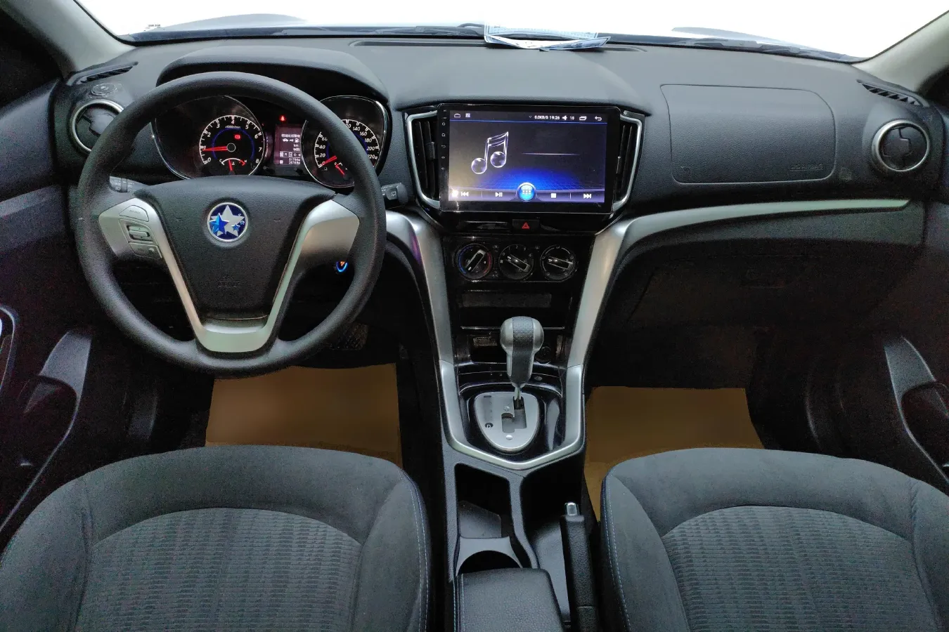 2016 Venucia T70 2.0L 144HP L4 CVT,autocango,china used car exporter,china ev exporter,chinese used car exporter,chinese used ev exporter