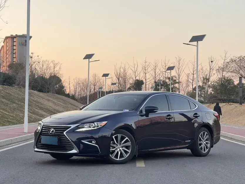 2015 Lexus ES 2.5L 160HP L4 E-CVT Hybrid