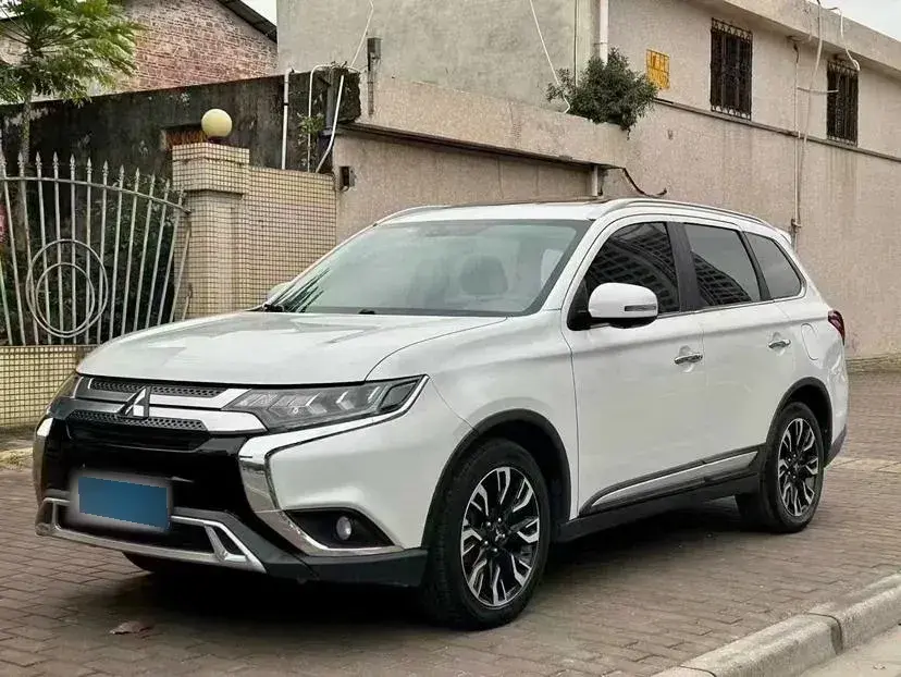 2016 Mitsubishi Outlander 2.4L 192HP L4 CVT