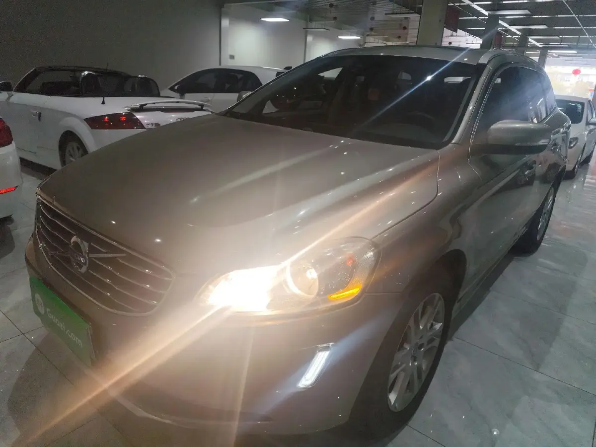 2015 Volvo XC60 2.0T 245HP L4 8AT