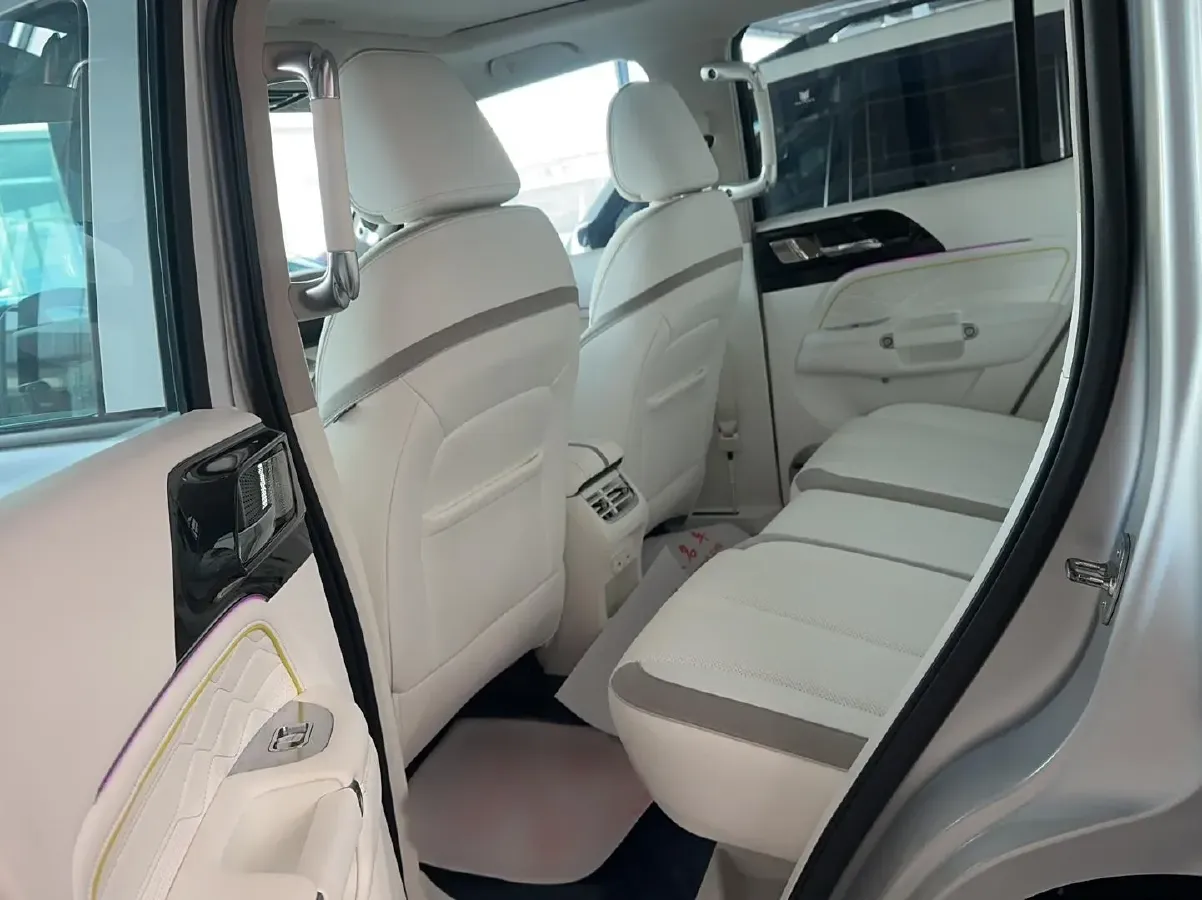 2021 Cyberspace 300 2.0T 227HP L4 8AT,autocango,china used car exporter,china ev exporter,chinese used car exporter,chinese used ev exporter