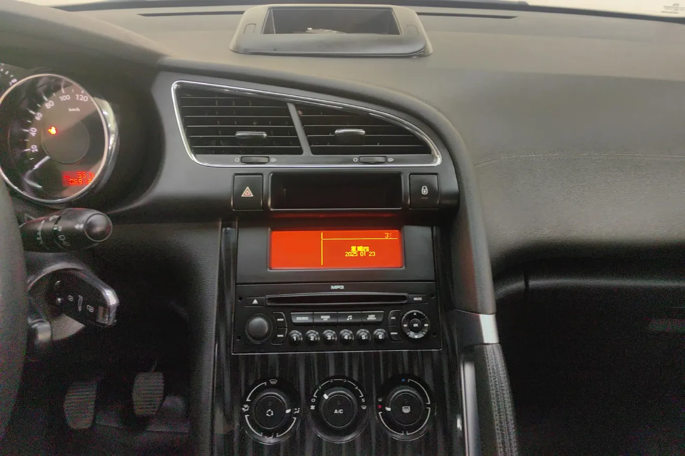 2015 Peugeot 3008 2.0L 147HP L4 5MT,autocango,china used car exporter,china ev exporter,chinese used car exporter,chinese used ev exporter