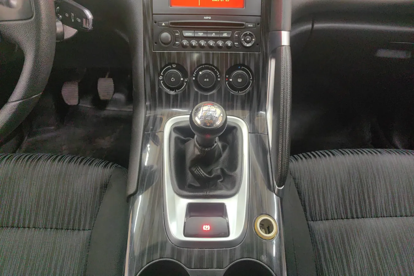 2015 Peugeot 3008 2.0L 147HP L4 5MT,autocango,china used car exporter,china ev exporter,chinese used car exporter,chinese used ev exporter