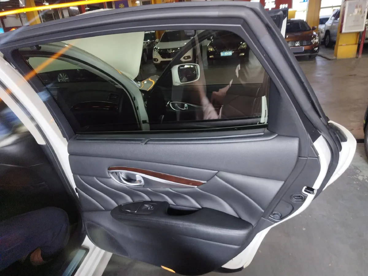 2013 Infiniti Q70 2.5L 235HP V6 7AT,autocango,china used car exporter,china ev exporter,chinese used car exporter,chinese used ev exporter