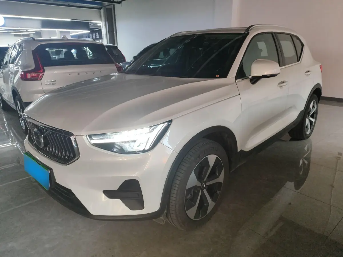 2023 Volvo XC40 2.0T 197HP L4 7DCT