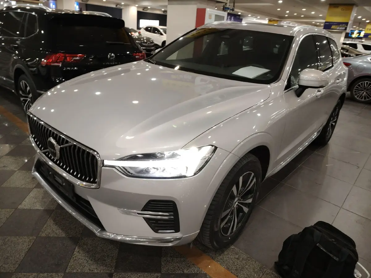 2024 Volvo XC60 2.0T 250HP L4 8AT