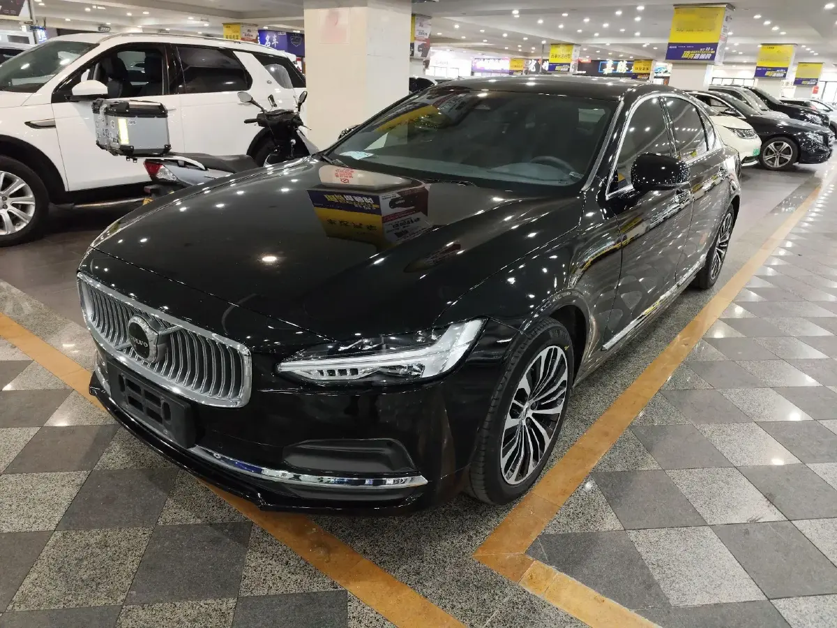 2023 Volvo S90 2.0T 250HP L4 8AT