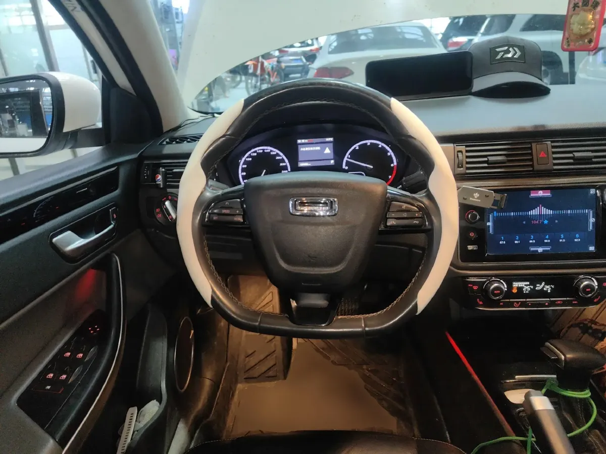 2015 Qoros 3 1.6T 156HP L4 6DCT,autocango,china used car exporter,china ev exporter,chinese used car exporter,chinese used ev exporter