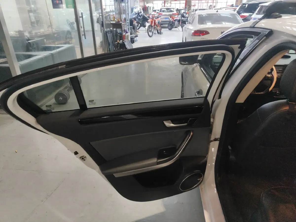 2015 Qoros 3 1.6T 156HP L4 6DCT,autocango,china used car exporter,china ev exporter,chinese used car exporter,chinese used ev exporter