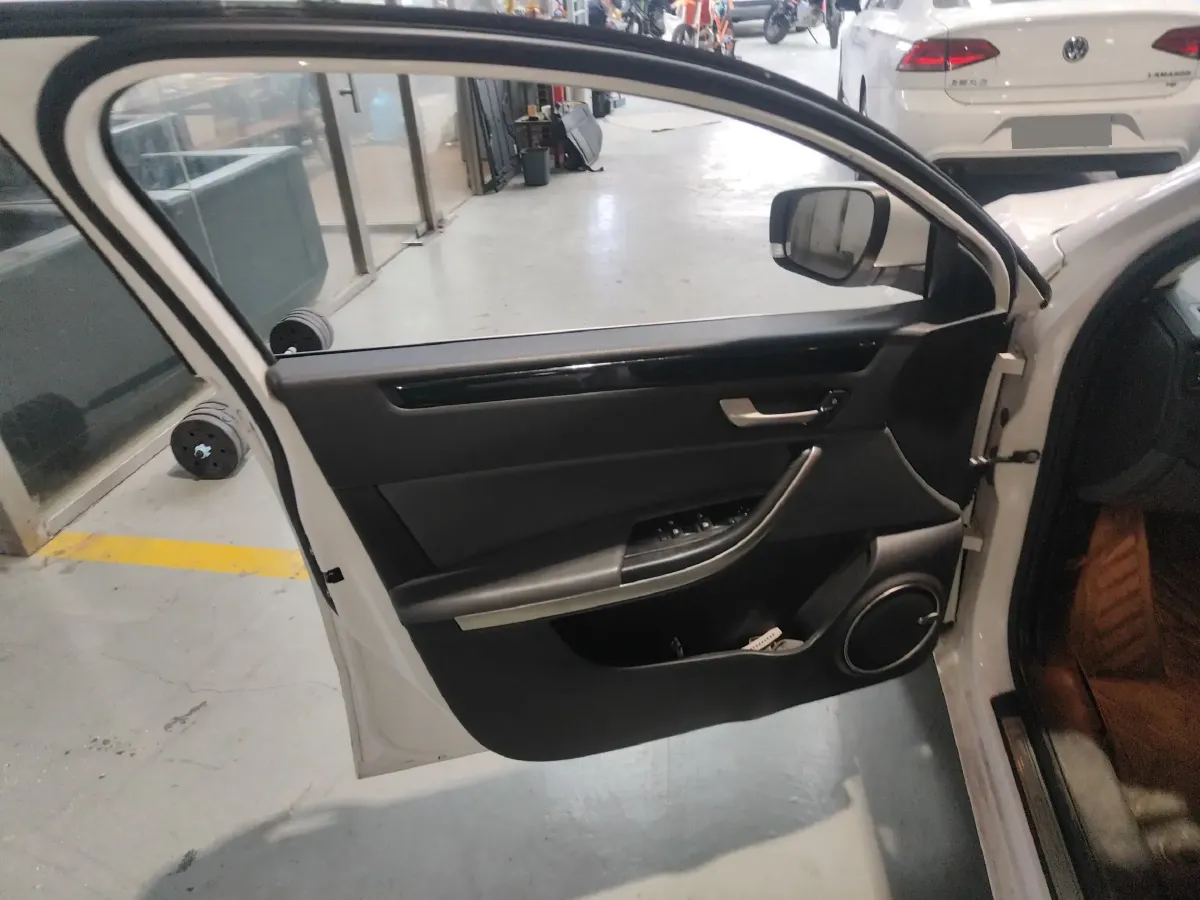 2015 Qoros 3 1.6T 156HP L4 6DCT,autocango,china used car exporter,china ev exporter,chinese used car exporter,chinese used ev exporter