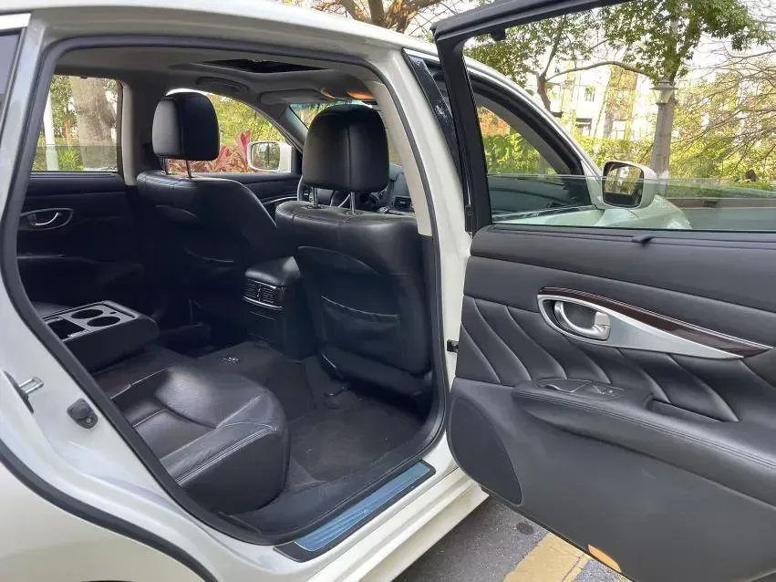 2013 Infiniti Q70 2.5L 235HP V6 7AT,autocango,china used car exporter,china ev exporter,chinese used car exporter,chinese used ev exporter