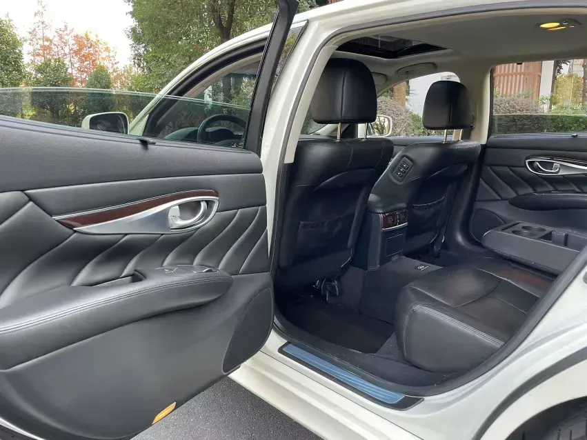 2013 Infiniti Q70 2.5L 235HP V6 7AT,autocango,china used car exporter,china ev exporter,chinese used car exporter,chinese used ev exporter