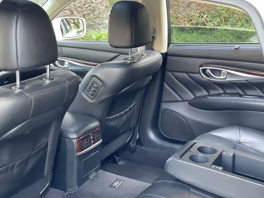 2013 Infiniti Q70 2.5L 235HP V6 7AT,autocango,china used car exporter,china ev exporter,chinese used car exporter,chinese used ev exporter