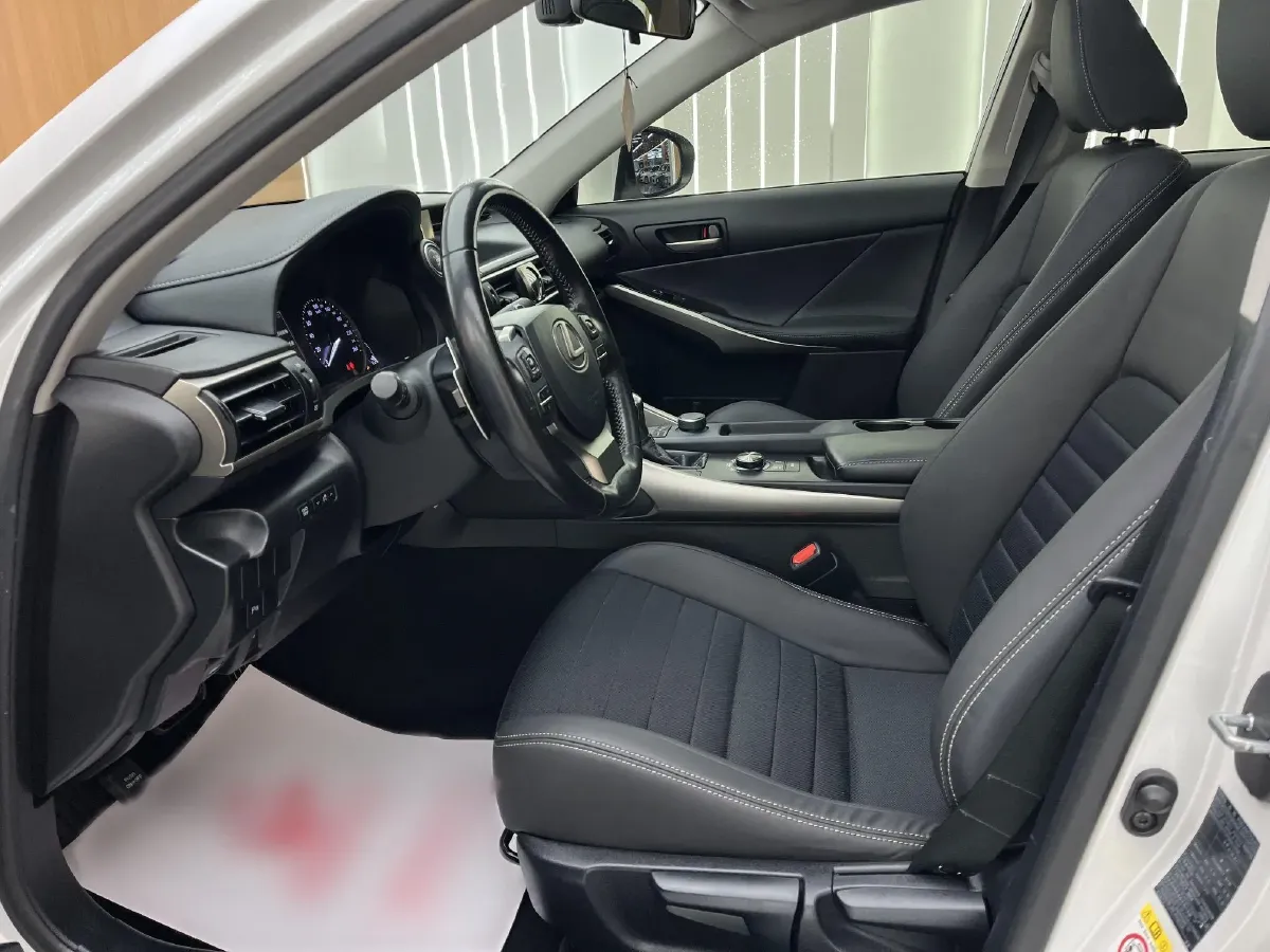 2017 Lexus IS 2.0T 245HP L4 8AT,autocango,china used car exporter,china ev exporter,chinese used car exporter,chinese used ev exporter