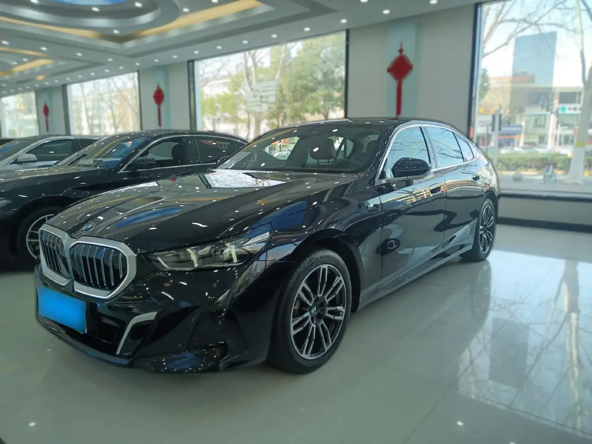 2024 BMW 5 Series 2.0T 258HP L4 8AT