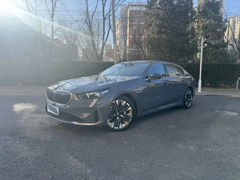 2024 BMW 5 Series 2.0T 258HP L4 8AT