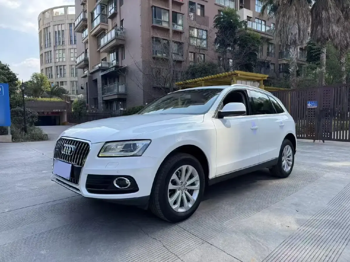 2010 Audi Q5 2.0T 211HP L4 7DCT