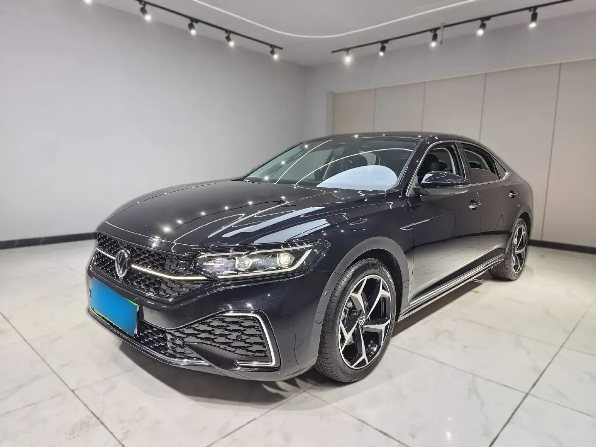 2024 Volkswagen Passat 2.0T 220HP L4 7DCT