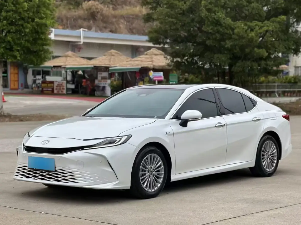 2024 Toyota Camry 2.0L 152HP L4 E-CVT Hybrid
