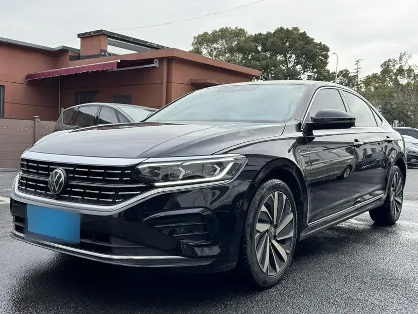 2023 Volkswagen Passat 2.0T 220HP L4 7DCT