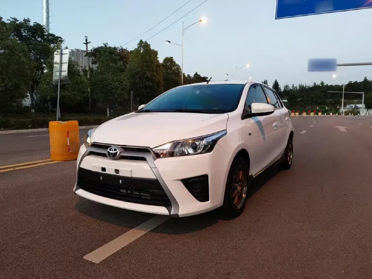 2015 Toyota Yaris L 1.5L 107HP L4 4AT