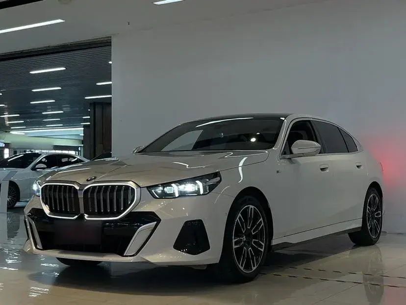 2024 BMW 5 Series 2.0T 190HP L4 8AT