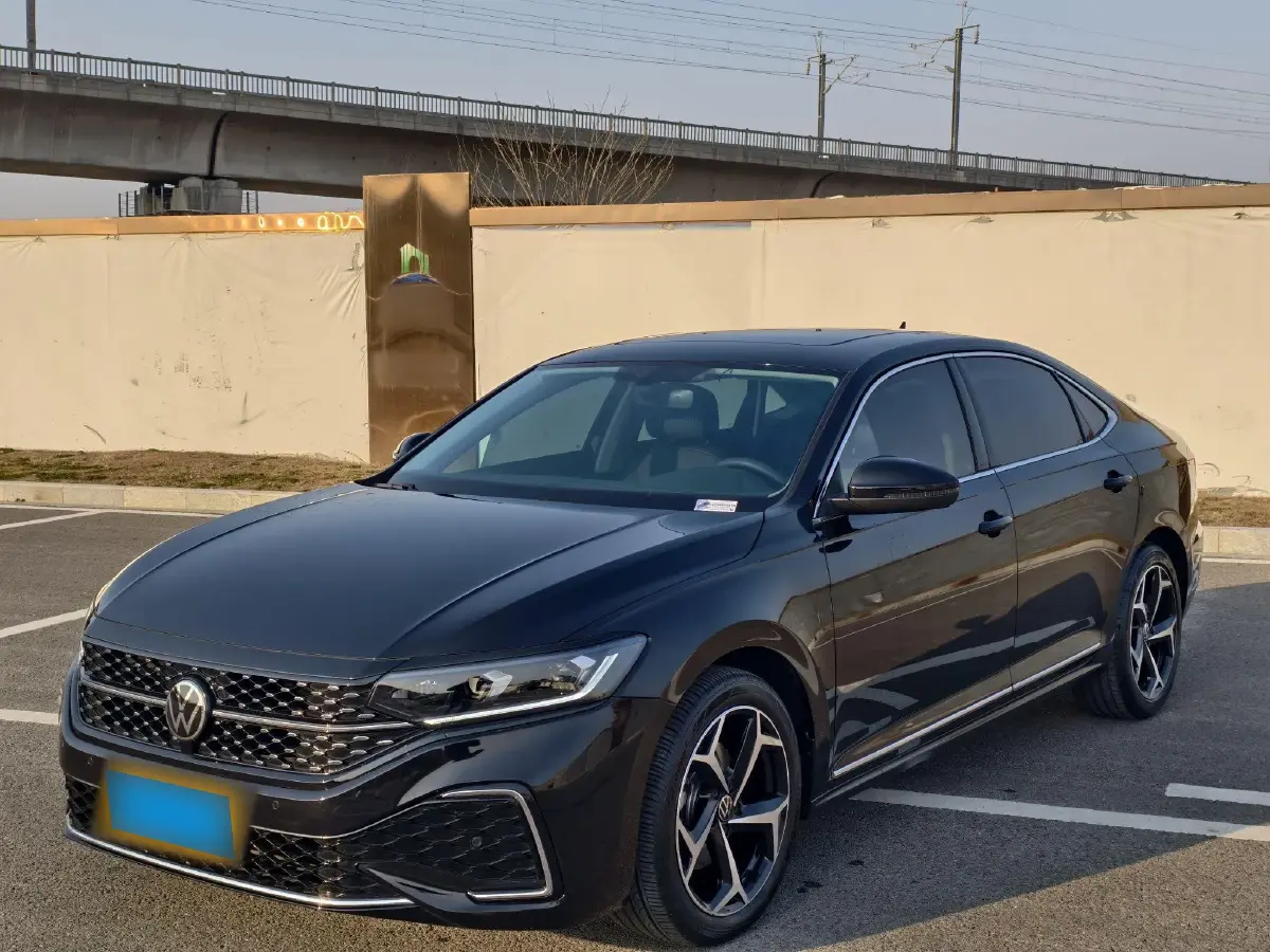 2024 Volkswagen Passat 2.0T 186HP L4 7DCT