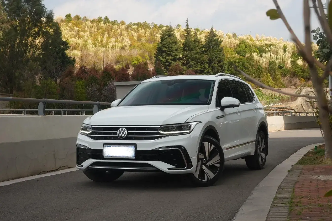 2023 Volkswagen Tiguan L 2.0T 186HP L4 7DCT