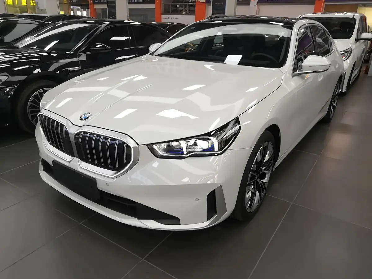 2024 BMW 5 Series 2.0T 258HP L4 8AT