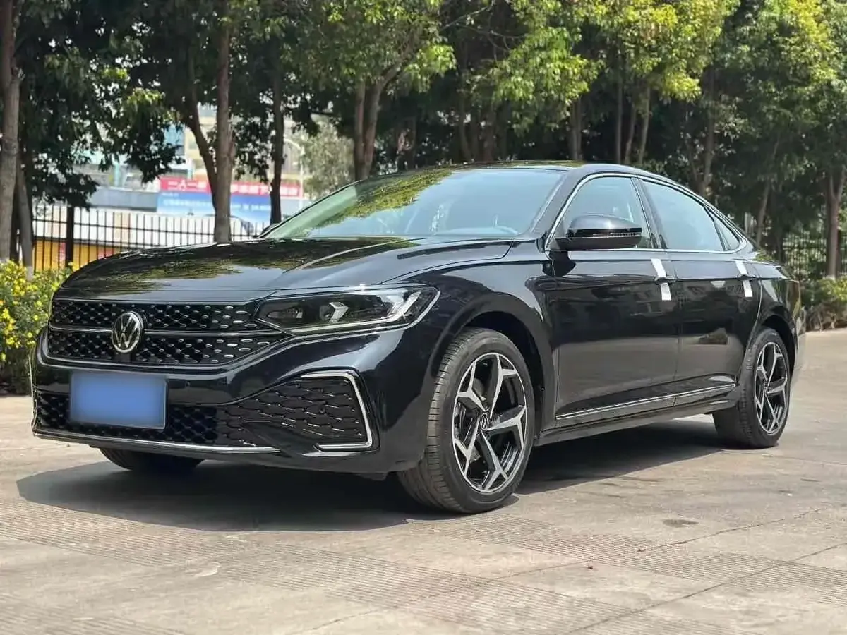 2025 Volkswagen Passat 2.0T 220HP L4 7DCT