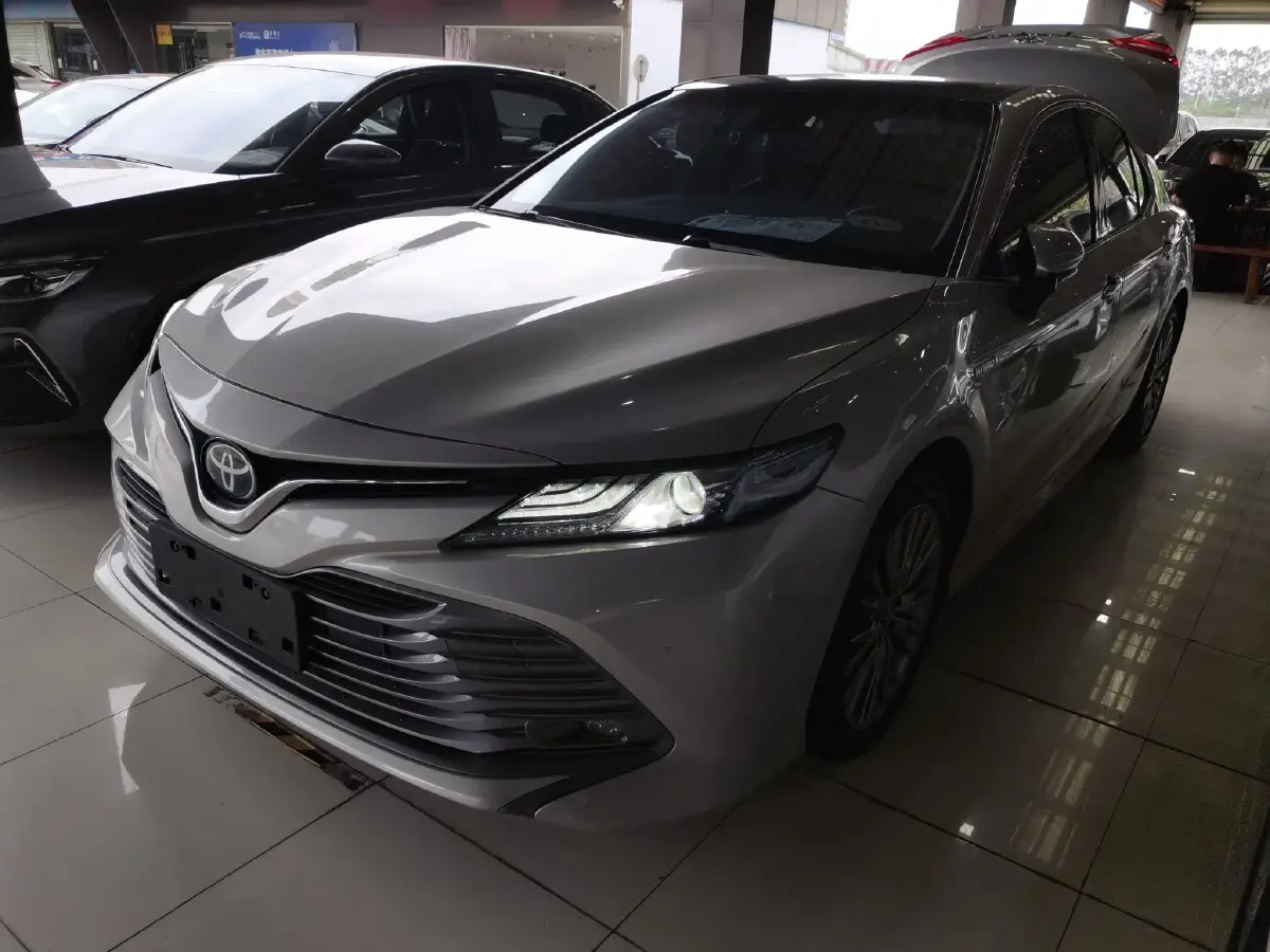 2019 Toyota Camry 2.5L 178HP L4 E-CVT Hybrid