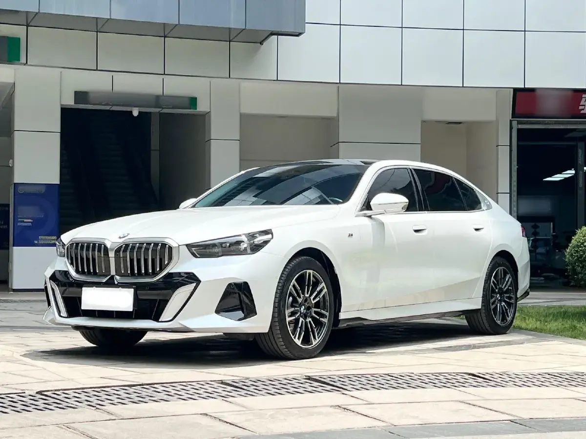 2024 BMW 5 Series 2.0T 258HP L4 8AT