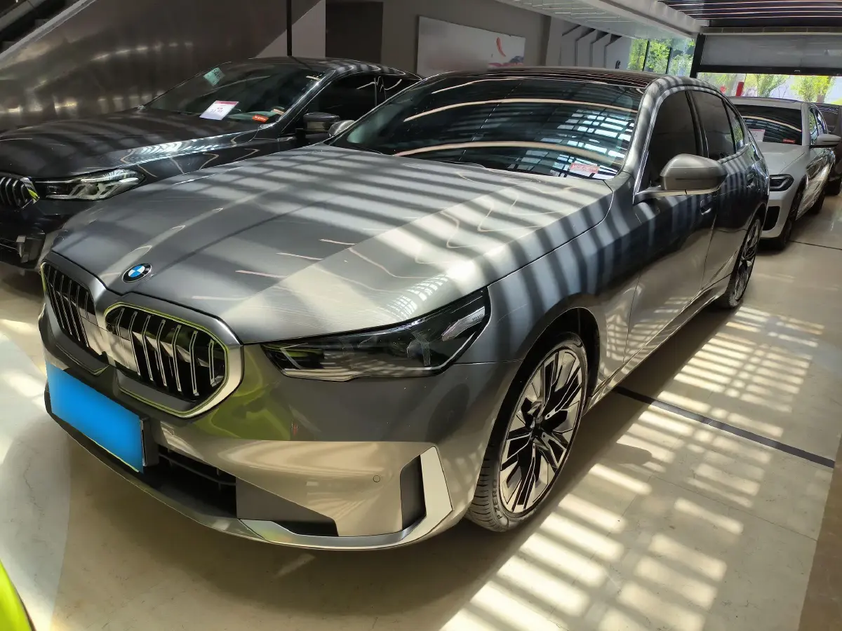 2024 BMW 5 Series 2.0T 258HP L4 8AT