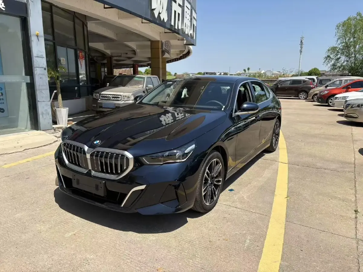 2025 BMW 5 Series 2.0T 258HP L4 8AT