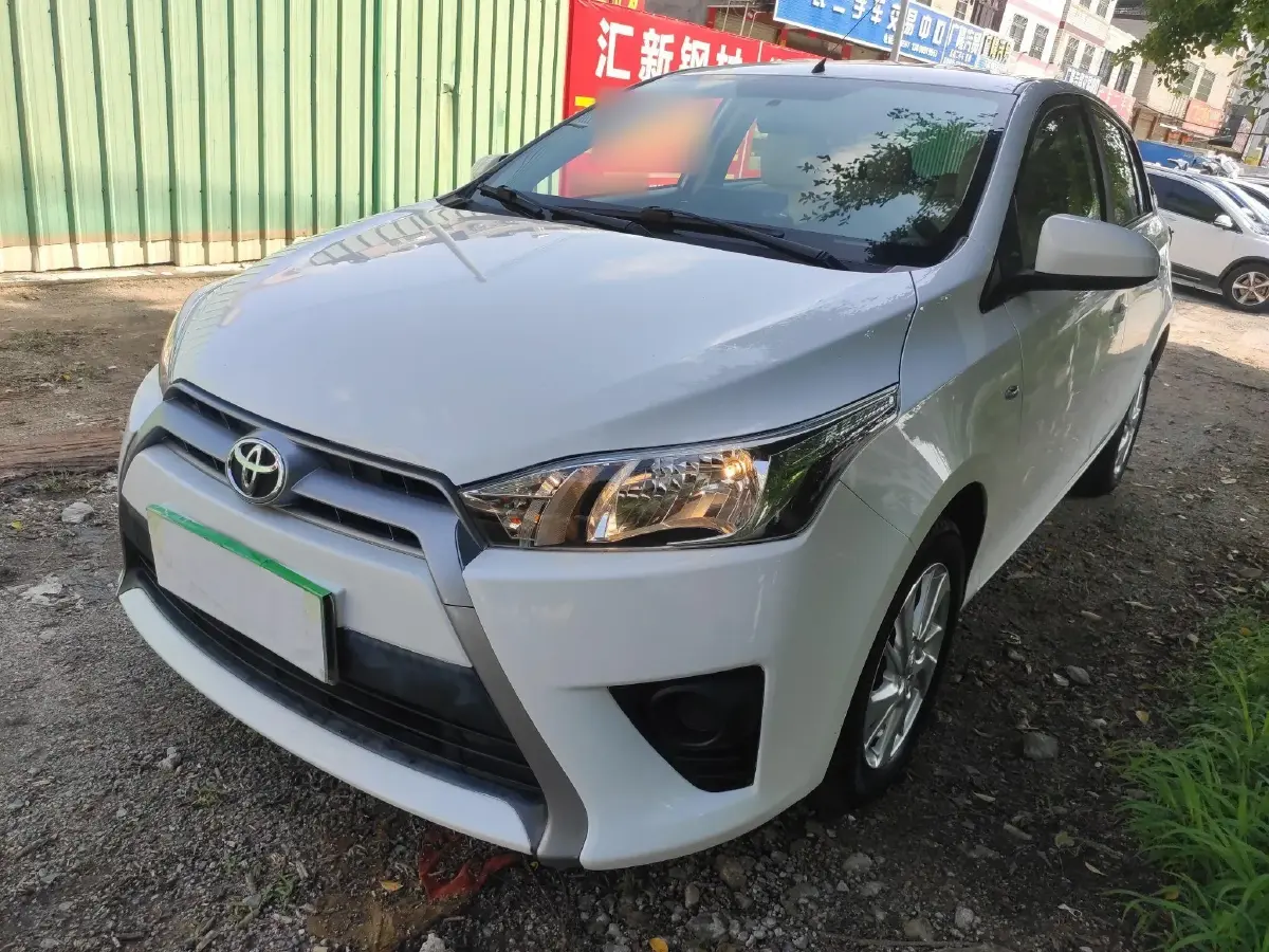2015 Toyota Yaris L 1.5L 107HP L4 4AT