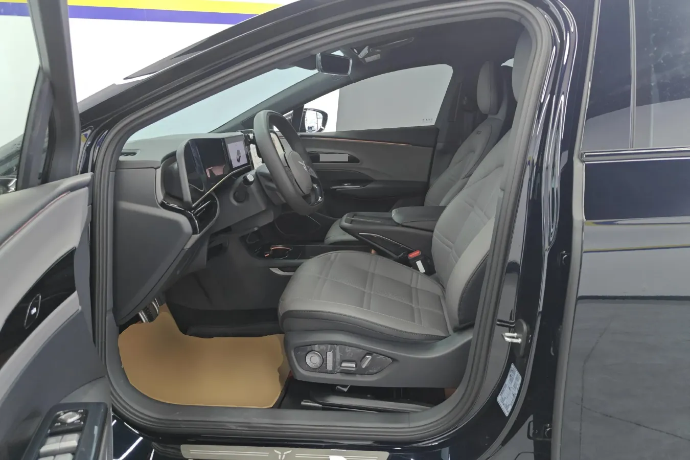 2024 HongQi EH7 BEV 75KWH,autocango,china used car exporter,china ev exporter,chinese used car exporter,chinese used ev exporter