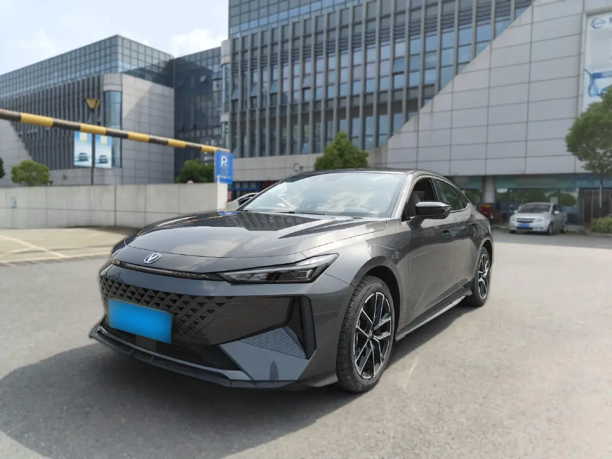 2024 ChangAn UNI-V iDD 1.5L 110HP L4 E-CVT PHEV 18.99KWH