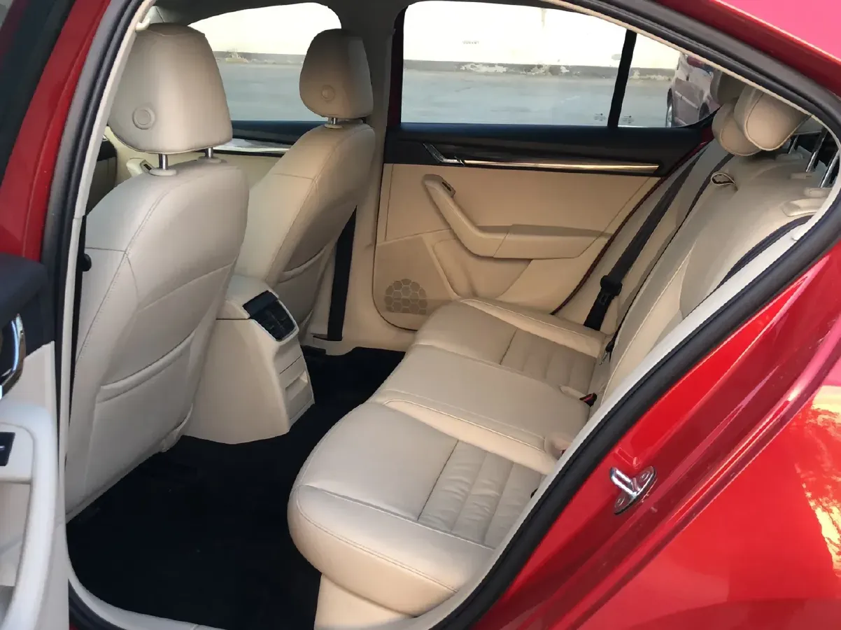 2015 Skoda Octavia 1.6L 110HP L4 5MT,autocango,china used car exporter,china ev exporter,chinese used car exporter,chinese used ev exporter