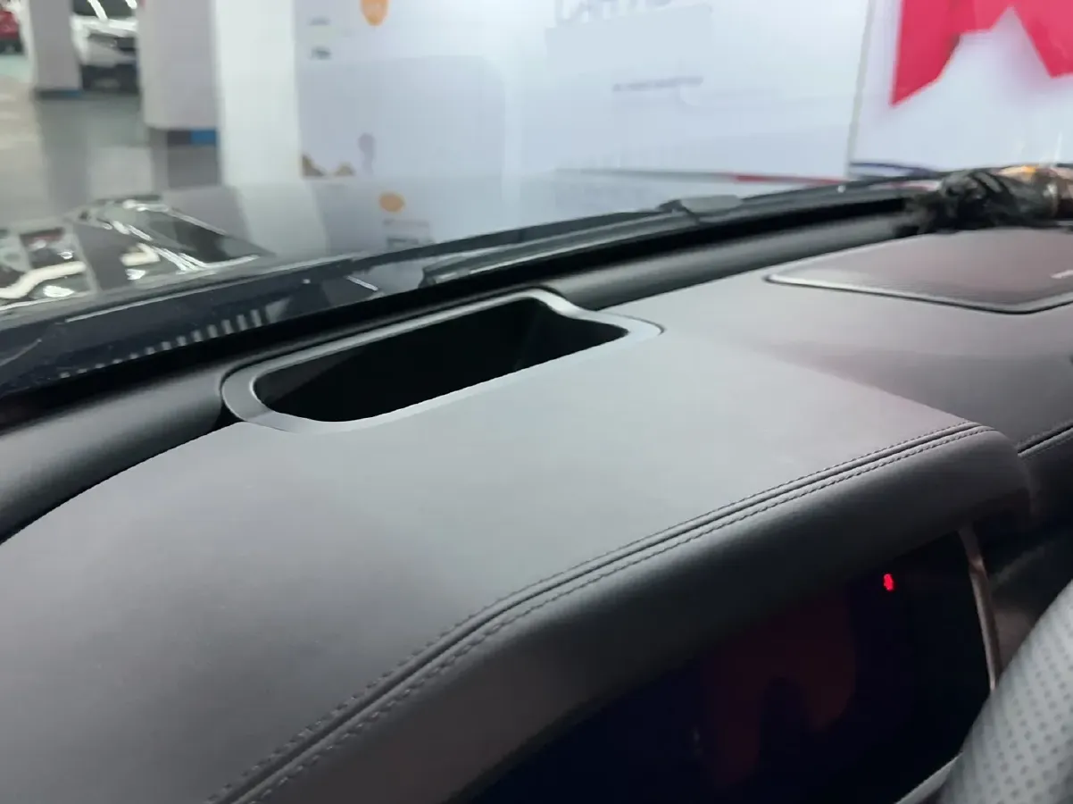 2024 Tank 700 3.0T 360HP V6 9AT PHEV 37.1KWH,autocango,china used car exporter,china ev exporter,chinese used car exporter,chinese used ev exporter