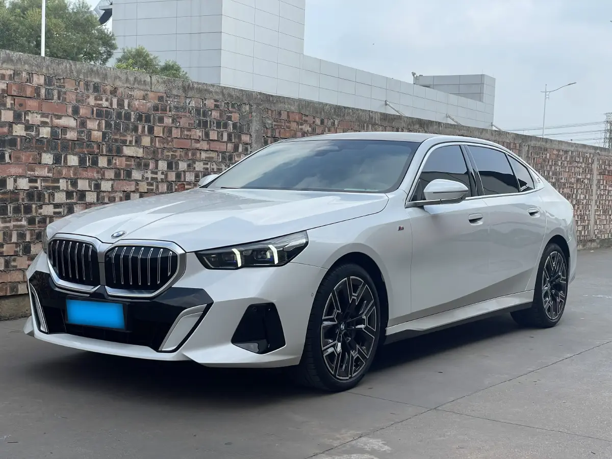 2024 BMW 5 Series 2.0T 258HP L4 8AT