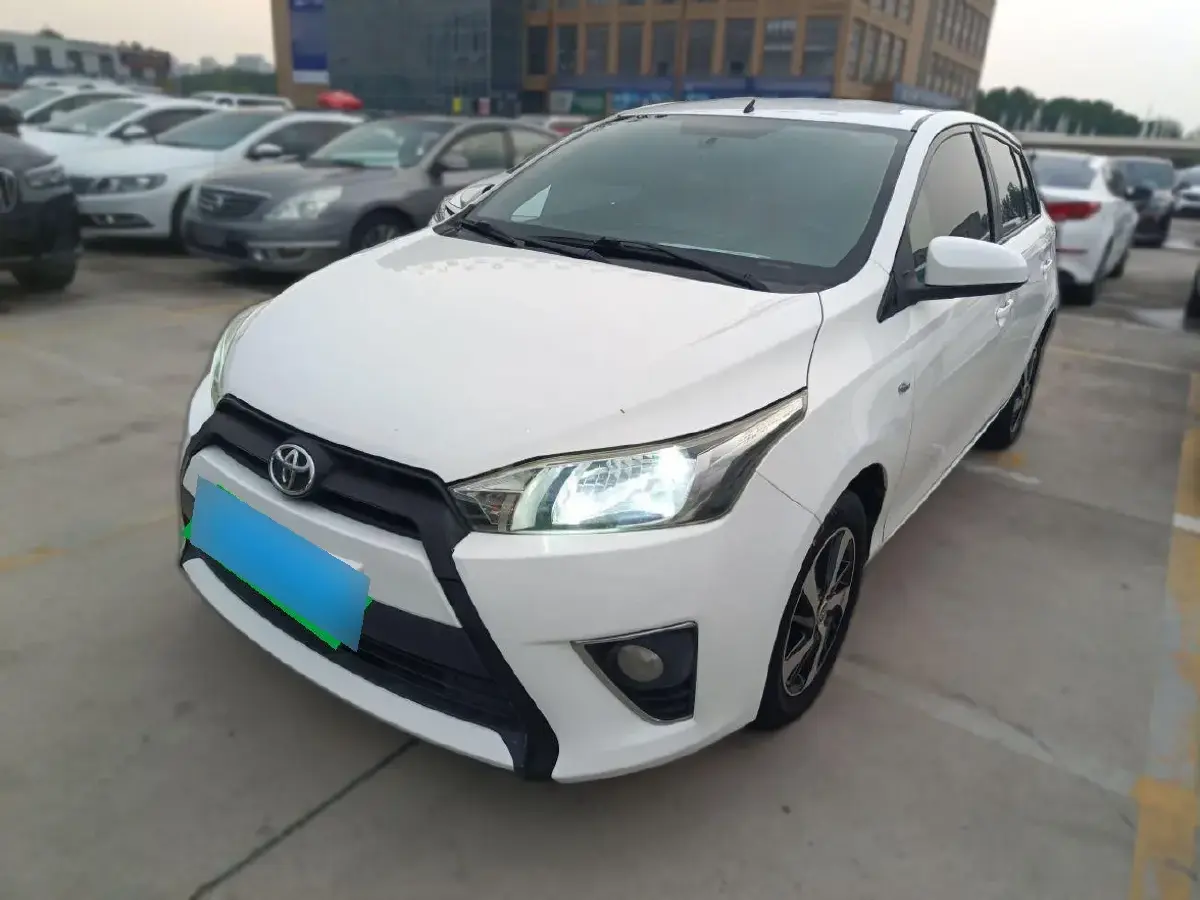 2014 Toyota Yaris L 1.3L 99HP L4 4AT