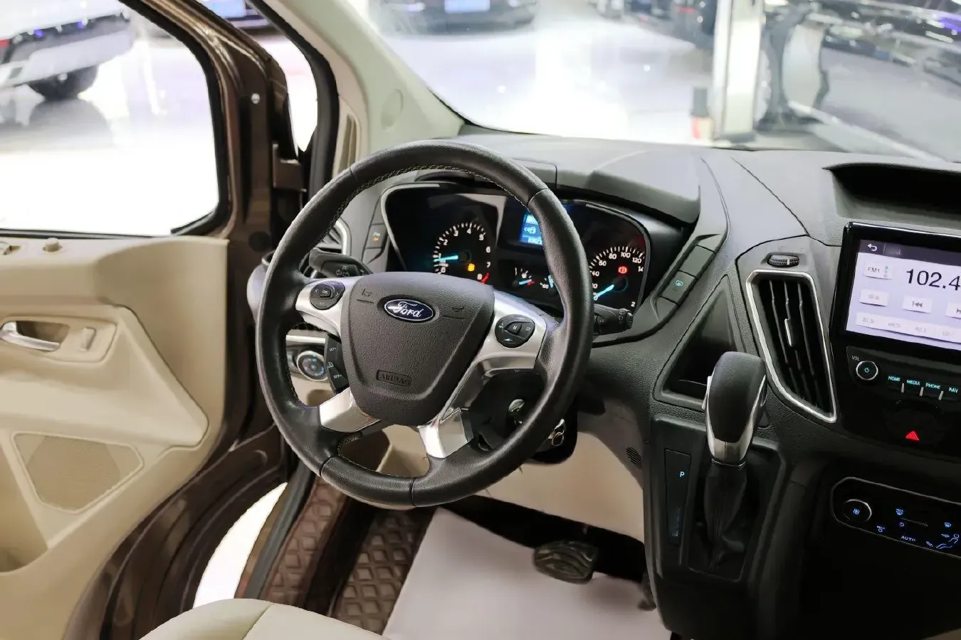 2017 Ford Tourneo 2.0T 203HP L4 6AT,autocango,china used car exporter,china ev exporter,chinese used car exporter,chinese used ev exporter