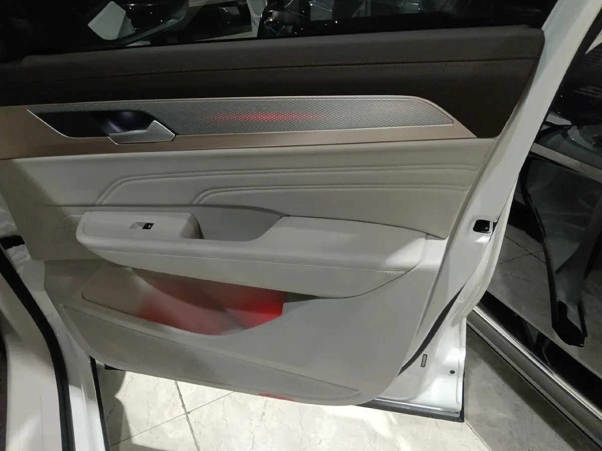 2023 Volkswagen Tavendor 2.0T 220HP L4 7DCT,autocango,china used car exporter,china ev exporter,chinese used car exporter,chinese used ev exporter