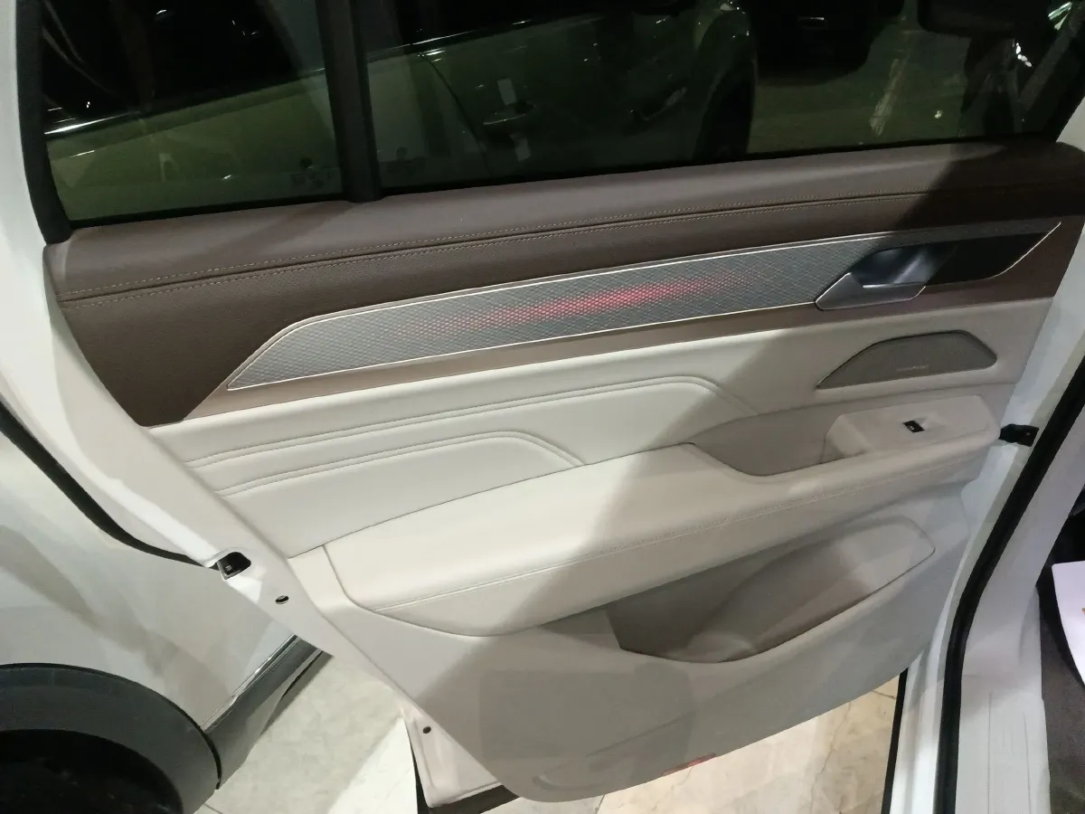 2023 Volkswagen Tavendor 2.0T 220HP L4 7DCT,autocango,china used car exporter,china ev exporter,chinese used car exporter,chinese used ev exporter