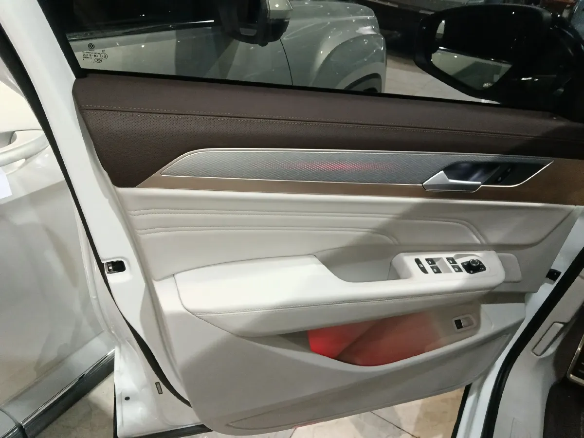 2023 Volkswagen Tavendor 2.0T 220HP L4 7DCT,autocango,china used car exporter,china ev exporter,chinese used car exporter,chinese used ev exporter