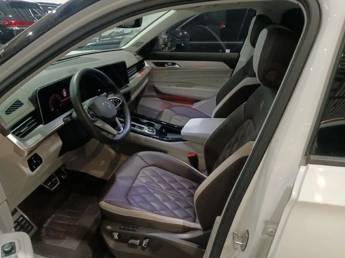 2023 Volkswagen Tavendor 2.0T 220HP L4 7DCT,autocango,china used car exporter,china ev exporter,chinese used car exporter,chinese used ev exporter